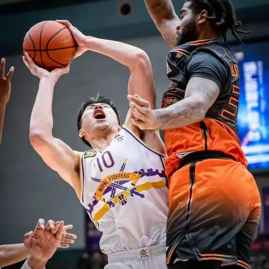 包含辽宁本钢发布备战花絮；加时末段主帅复盘；NBA季后赛任务艰巨；身体对抗强度拉满的词条